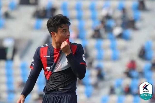 乐鱼体育官方网站-2战2红牌2点球成焦点 恒大铁闸重返K联水土不服？