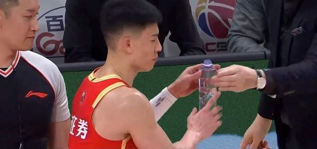 乐鱼app体育官方网站入口-广厦赢球第一奇兵！林秉圣7中5末节送关键5分，赛后王博亲自递水